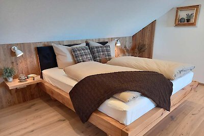 Bett für zwei im Chalet Zur Wildrose